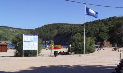 playa con bandera azul