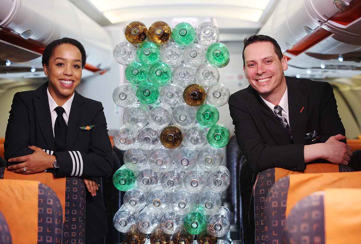 Uniformes hechos con botellas de plástico recicladas para los tripulantes de cabina y pilotos de easyJet