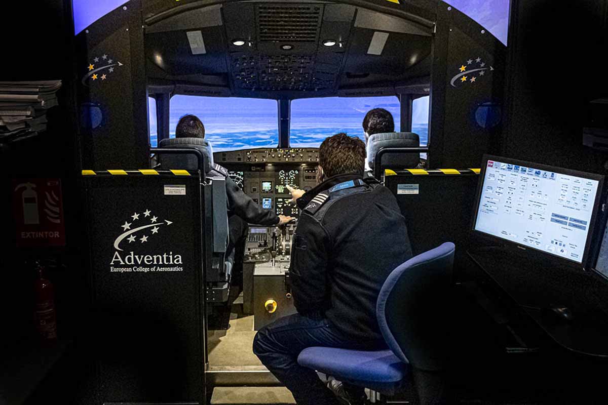 AESA visita el Centro de Simuladores de Adventia en Salamanca para otorgar cinco nuevas certificaciones, entre ellas la del A320MCC