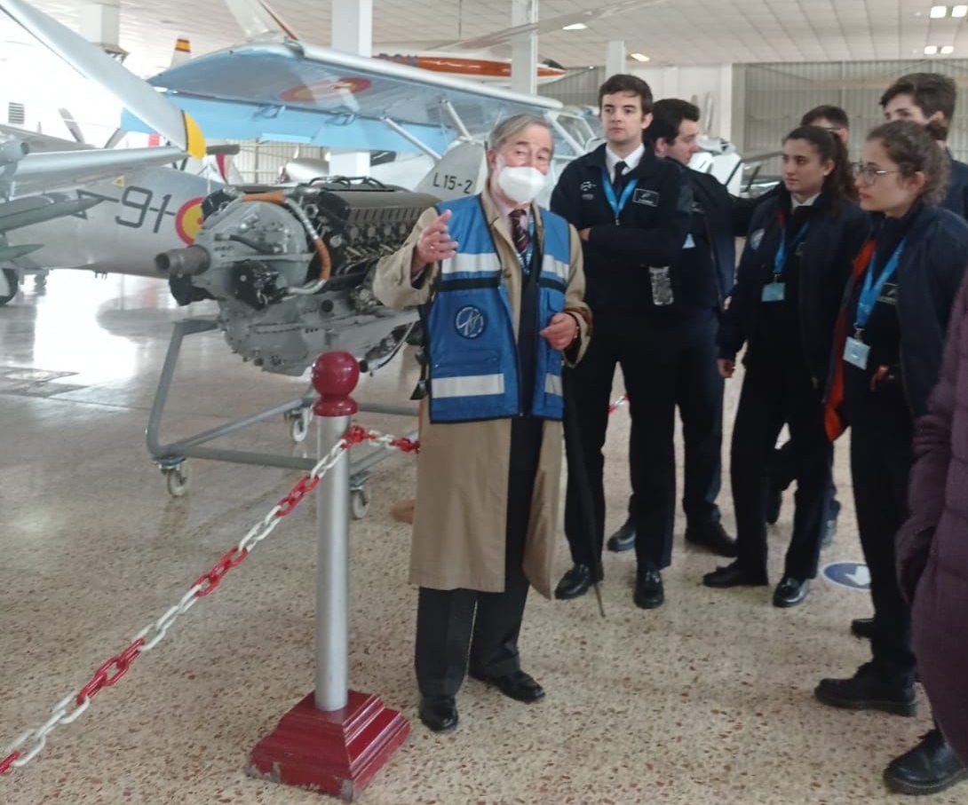 Futuros pilotos de Adventia visitan el Museo de Aeronáutica del Ejército del Aire